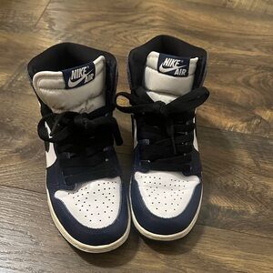 Nike Air Jordan 1 Retro High OG sneakers in the "Midnight Navy size 4Y